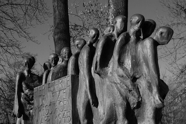 Sculpture d'une marche de la mort par Herman von Pelgrim