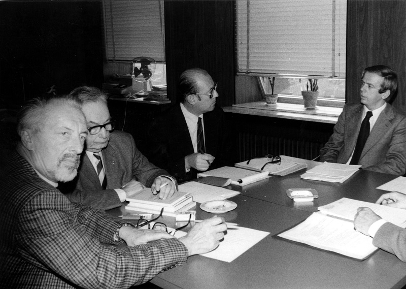 Luc Somerhausen assistant à une réunion au Centre de Recherches et d'Etudes historiques de la Seconde Guerre mondiale - de gauche à droite: Jacques Willequet, Luc Somerhausen, Jean Vanwelkenhuyzen en Emiel Lamberts
