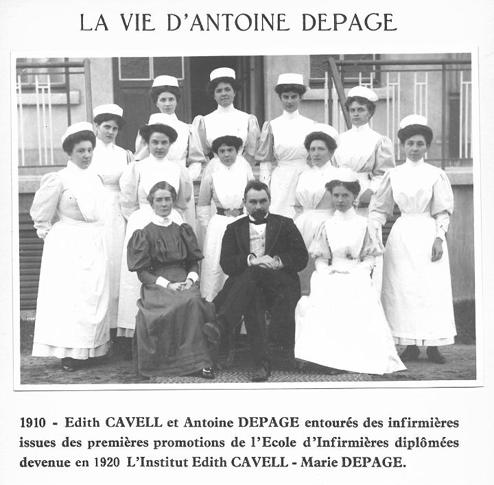 Antoine Depage en Edith Cavell in 1910 omringd door verpleegsters van l'Ecole des infirmires diplomes