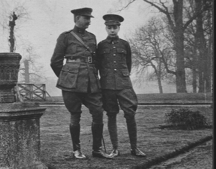 Robert dUrsel et son fils Henri devant un chteau  Richmond