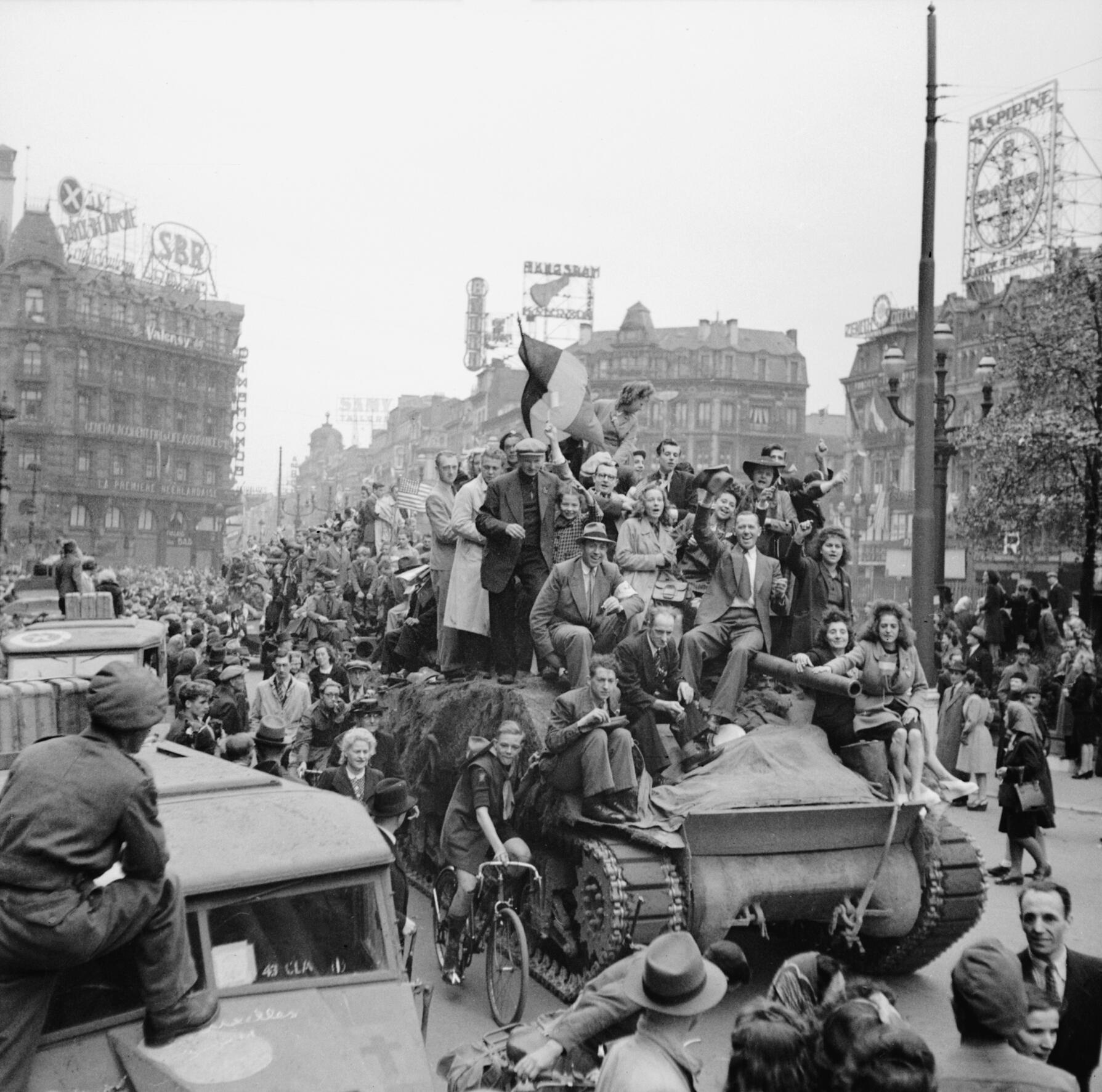 Liesse lors de la libération de Bruxelles par les troupes britanniques, le 4 septembre 1944 - Civils paradant sur un tank Sherman