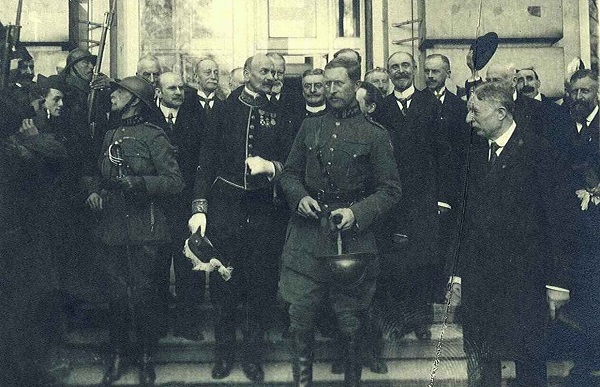 Senatoren en Kamerleden rond koning Albert wanneer hij het Paleis der Natie verlaat op 22 november 1918