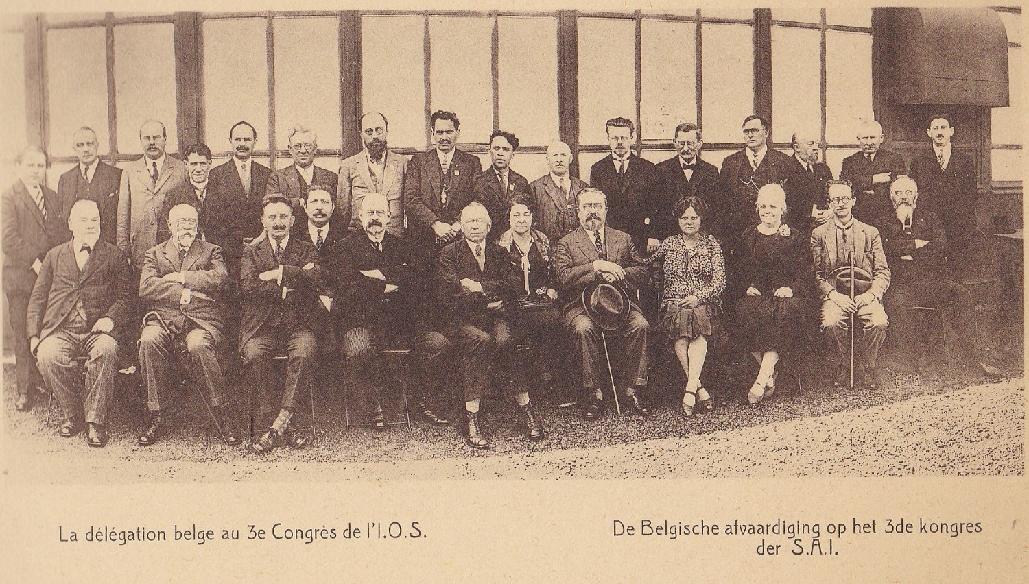 Het congres van de Derde Internationale in 1928. Zittend, derde van rechts: Marie Spaak-Janson.