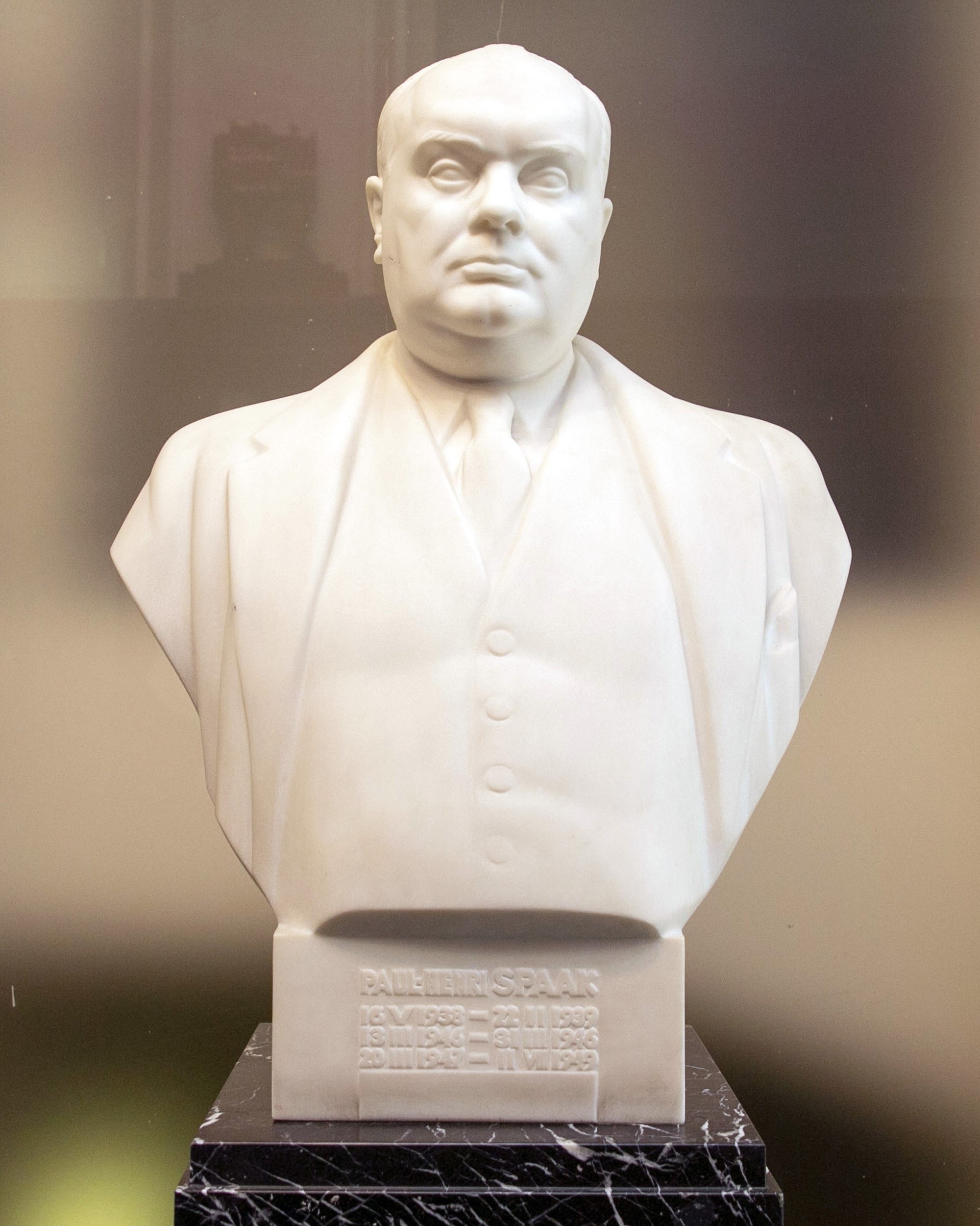 buste van Paul-Henri Spaak door F. Debonnaires