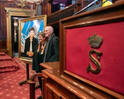 Portrait de Mme Sabine Laruelle inauguré au Sénat