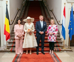 Willem-Alexander en Máxima op bezoek in het parlement