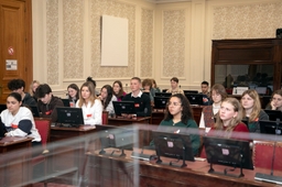 Scholierenparlement in de Senaat